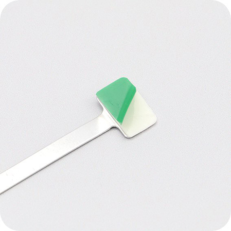 legatoria Supporto per cartelli Wobbler, 75x5-15mm ALLUMINIO pieghevole. Con una estremit autoadesiva in schiuma di polietilene e supporto laterale per binario scanner nell'altra estremit.