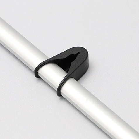 legatoria Cornice a telaio alluminio, A4 ANGOLI ARROTONDATI. Per fogli di dimensione A4(210x297mm). Dimensioni esterne: 310x398mm. Area visibile: 210x297mm. Altezza profilo: 10mm. Dotata di ganci mobili per appensione a soffitto o parte.