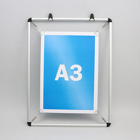 legatoria Cornice a telaio alluminio, A3 ANGOLI ARROTONDATI. Per fogli di dimensione A3(297x420mm). Dimensioni esterne: 400x523mm. Area visibile: 297x420mm. Altezza profilo: 10mm. Dotata di ganci mobili per appensione a soffitto o parte.