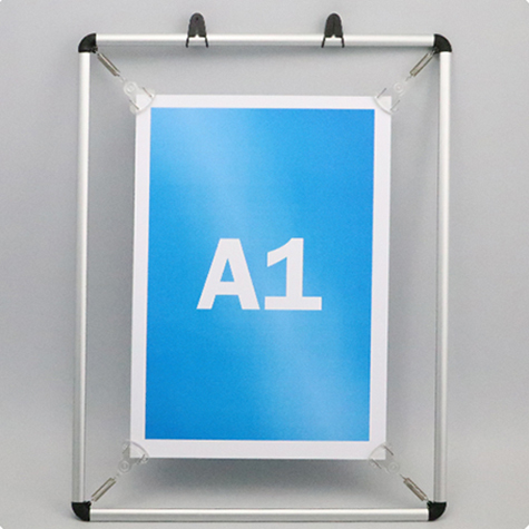 legatoria Cornice a telaio alluminio, A1 ANGOLI ARROTONDATI. Per fogli di dimensione A1(594x841mm). Dimensioni esterne: 697x941mm. Area visibile: 594x841mm. Altezza profilo: 10mm. Dotata di ganci mobili per appensione a soffitto o parte.