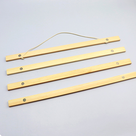 legatoria Listelli appendiposter in legno, 420mm Formato verticale A2 o orizzontale A3. Lunghezza 420mm. Cavo nella barra superiore per fissaggio. Composto da 4 legni, un cavo di sospensione e 2 magneti a disco..