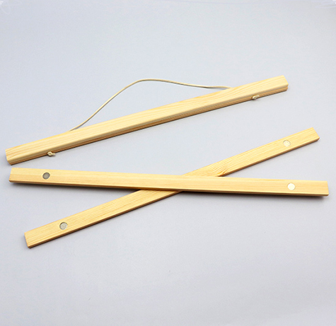 legatoria Listelli appendiposter in legno, 420mm Formato verticale A2 o orizzontale A3. Lunghezza 420mm. Cavo nella barra superiore per fissaggio. Composto da 4 legni, un cavo di sospensione e 2 magneti a disco..