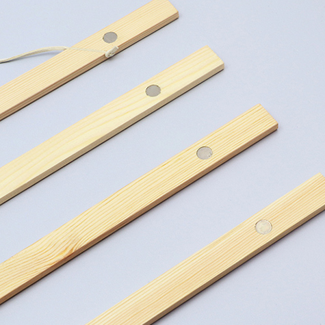 legatoria Listelli appendiposter in legno, 600mm Formato verticale A1 o orizzontale A2. Lunghezza 600mm. Cavo nella barra superiore per fissaggio. Composto da 4 legni, un cavo di sospensione e 2 magneti a disco..