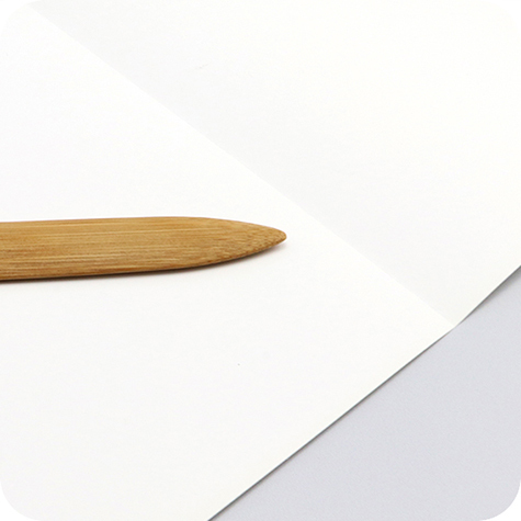 legatoria Pieghetta BAMBOO, 160mm, 1puntaAcuminata, 1puntaArrotondata Per piegare e lisciare Lunghezza 160mm. Attrezzo indispensabile al legatore per ogni operazione di piegatura e per formare il canaletto.