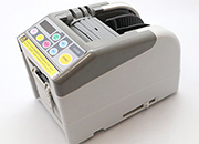 legatoria Dispenser elettronico, nastri adesivi  Programmabile. Display digitale. Cassetto di apertura per pulirlo facilmente. Monta 2 rotoli di nastro contemporaneamente. Utilizzabile per nastri mono e bi-adesivi larghi da 6 a 60mm. Lunghezze programmabili da 5 a 999mm.