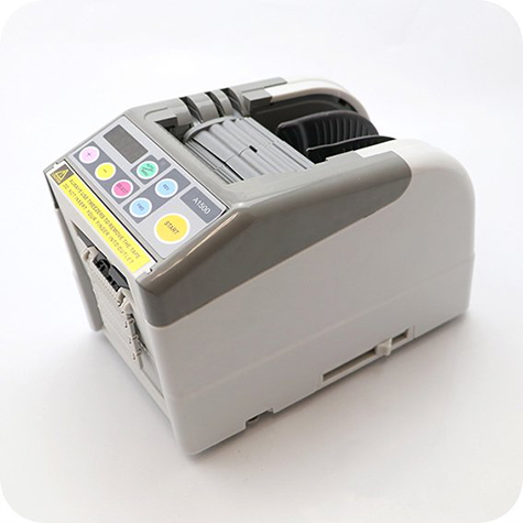 legatoria Dispenser elettronico, nastri adesivi A1500 Programmabile. Display digitale. Cassetto di apertura per pulirlo facilmente. Monta 2 rotoli di nastro contemporaneamente. Utilizzabile per nastri mono e bi-adesivi larghi da 6 a 60mm. Lunghezze programmabili da 5 a 999mm.