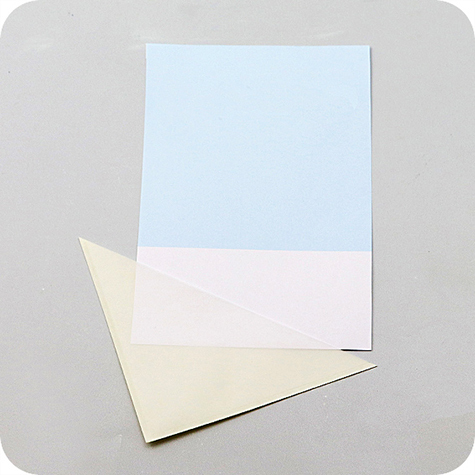 legatoria Tasca triangolare autoadesiva, carta, 100x100mm Corner pocket. Busta triangolare isoscele adesiva in carta bianca kraft da 80gr-mq (margine 5-8 mm), per inserire listini prezzi, offerte o altri fogli singoli in raccoglitori ad anelli, cataloghi, depliant, ecc.. .