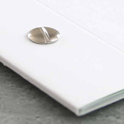 legatoria Viti sepolte rilegatura, NICHELATE 2mm lunghezza mm 2, testa diametro 10mm, tubetto diametro 5mm, una testa fissa ed una mobile. Per lunghezza, si intende la distanza INTERNA tra le due teste, che corrisponde allo spessore del volume da rilegare.