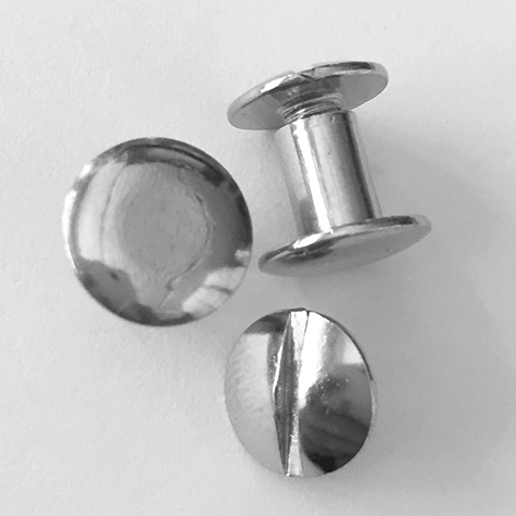 legatoria Viti sepolte rilegatura, NICHELATE, 7mm lunghezza mm 7, testa diametro 10mm, tubetto diametro 5mm, una testa fissa ed una mobile. Per lunghezza, si intende la distanza INTERNA tra le due teste, che corrisponde allo spessore del volume da rilegare.