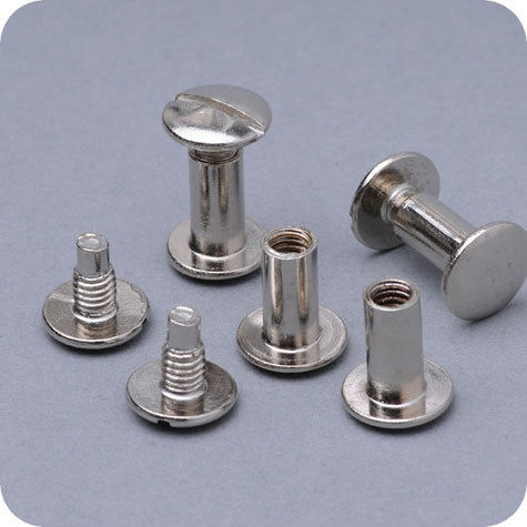 legatoria Viti sepolte rilegatura, NICHELATE, 8mm lunghezza mm 8, testa diametro 10mm, tubetto diametro 5mm, una testa fissa ed una mobile. La testa mobile ha intaglio a cacciavite e a croce. Per lunghezza, si intende la distanza INTERNA tra le due teste, che corrisponde allo spessore del volume da rilegare.