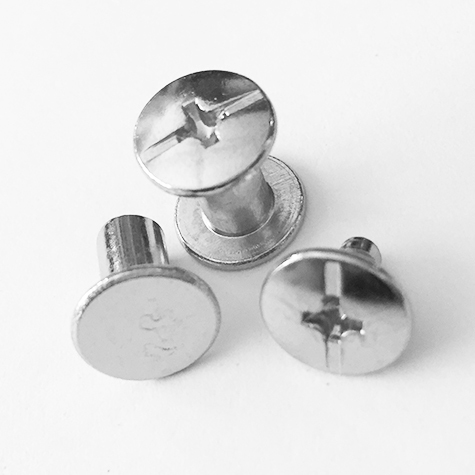 legatoria Viti sepolte rilegatura, NICHELATE, 8mm lunghezza mm 8, testa diametro 10mm, tubetto diametro 5mm, una testa fissa ed una mobile. La testa mobile ha intaglio a cacciavite e a croce. Per lunghezza, si intende la distanza INTERNA tra le due teste, che corrisponde allo spessore del volume da rilegare.