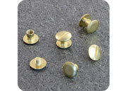 legatoria Viti sepolte rilegatura, OTTONATE, 7mm lunghezza 7 mm, testa diametro 10mm, tubetto diametro 5mm, una testa fissa ed una mobile. Per lunghezza, si intende la distanza INTERNA tra le due teste, che corrisponde allo spessore del volume da rilegare leg473