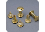 legatoria Viti sepolte rilegatura, OTTONATE, 8mm lunghezza 8 mm, testa diametro 10mm, tubetto diametro 5mm, una testa fissa ed una mobile. Per lunghezza, si intende la distanza INTERNA tra le due teste, che corrisponde allo spessore del volume da rilegare leg474