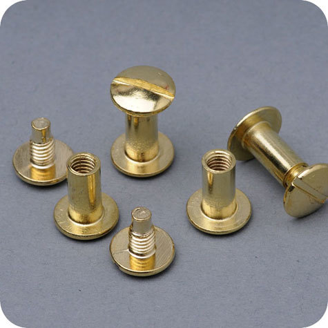 legatoria Viti sepolte rilegatura, OTTONATE, 13mm lunghezza 13 mm, testa diametro 10mm, tubetto diametro 5mm, una testa fissa ed una mobile. La testa mobile ha intaglio a cacciavite. Per lunghezza, si intende la distanza INTERNA tra le due teste, che corrisponde allo spessore del volume da rilegare.