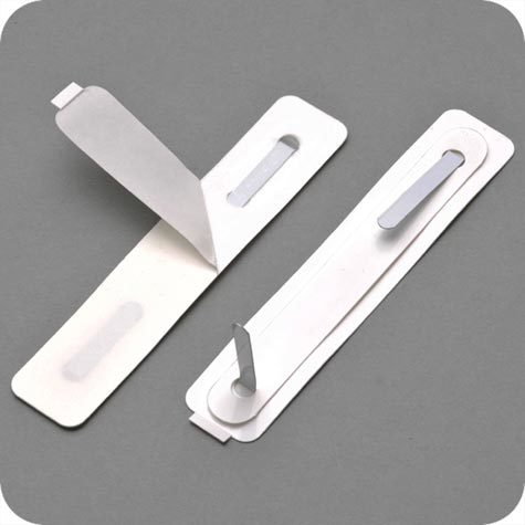 legatoria Fastener autoadesivo in 3 parti, 105x20mm BIANCO, assemblato, linguelle piegate al centro. Base 105x20mm in PVC rigido da 300 micron. Linguella verniciata 148x5mm. Pressino 100x12mm in PVC rigido da 300 micron. Prodotto originale tedesco. MADE IN GERMANY.