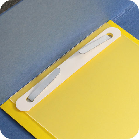 legatoria Fastener autoadesivo in 3 parti, 105x20mm BIANCO, assemblato, linguelle piegate al centro. Base 105x20mm in PVC rigido da 300 micron. Linguella verniciata 148x5mm. Pressino 100x12mm in PVC rigido da 300 micron. Prodotto originale tedesco. MADE IN GERMANY.