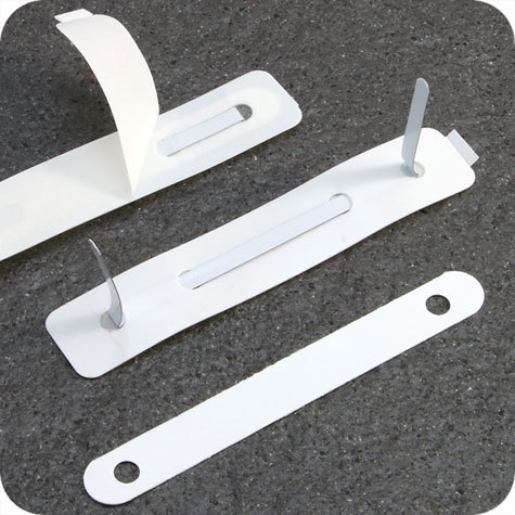 legatoria Fastener autoadesivo in 3 parti, 105x20mm BIANCO, assemblato, linguelle piegate al centro. Base 105x20mm in PVC rigido da 300 micron. Linguella verniciata 148x5mm. Pressino 100x12mm in PVC rigido da 300 micron. Prodotto originale tedesco. MADE IN GERMANY.