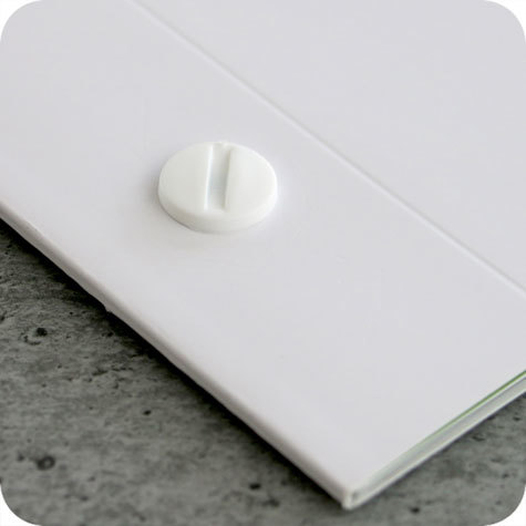 legatoria Viti sepolte rilegatura, plastica 3,5mm  BIANCO, lunghezza mm 3,5, diametro testa 12mm, diametro tubetto 5mm, una testa fissa ed una mobile, LVI6003. Per lunghezza, si intende la distanza INTERNA tra le due teste, che corrisponde allo spessore del volume da rilegare.