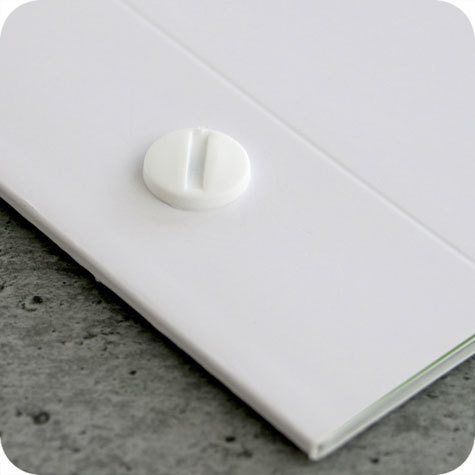 legatoria Viti sepolte rilegatura, plastica 8mm  BIANCO, lunghezza mm 8, diametro testa 12mm, diametro tubetto 5mm, una testa fissa ed una mobile, LVI6007. Per lunghezza, si intende la distanza INTERNA tra le due teste, che corrisponde allo spessore del volume da rilegare.