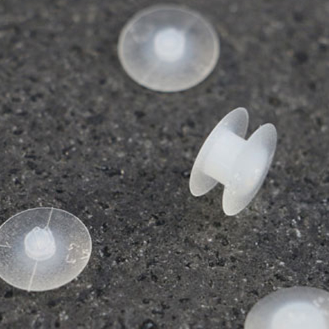 legatoria Rivetto in plastica, 1,5mm TRASPARENTE, a testa sottile, in due pezzi, spessore testa 1mm, spessore base 1mm, spessore rilegabile 1,5mm, spessore complessivo a rivetto chiuso 3,5mm, foro da praticare sui fogli 5mm, diametro esterno della base e della testa 10mm..