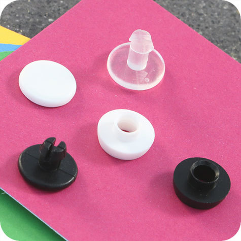 legatoria Rivetto in plastica 2,5mm, TRASPARENTE,  in due pezzi, a testa spessa, spessore testa 2mm, spessore base 3mm, spessore rilegabile 2,5mm, spessore complessivo a rivetto chiuso 7,5mm, foro da praticare sui fogli 6mm, diametro esterno della base e della testa 11,5mm.