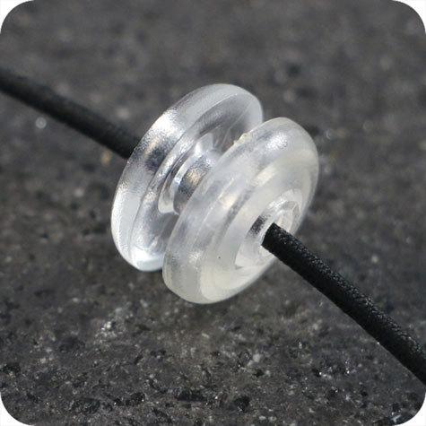 legatoria Rivetto in plastica con foro passante per catenella, 0-3mm TRASPARENTE, in due pezzi. rilega fascicoli da 0 a 3mm. A testa spessa, spessore testa 3mm, spessore base 3mm, spessore rilegabile 0-3mm, spessore complessivo a rivetto chiuso 9mm, foro da praticare sui fogli 5,5mm, diametro esterno della base e della testa 12mm, foro catena 3mm.