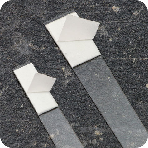 legatoria Supporto per cartelli Wobbler trapezoidale, 150x7-11mm TRASPARENTE, con due estremit autoadesive in schiuma di polietilene molto tenace. In PVC rigido 280 micron*.