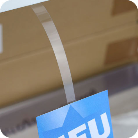 legatoria Supporto per cartelli Wobbler trapezoidale, 150x7-11mm TRASPARENTE, con due estremit autoadesive in schiuma di polietilene molto tenace. In PVC rigido 280 micron*.