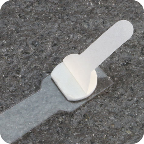 legatoria Supporto per cartelli Wobbler, 215x12-60mm TRASPARENTE. Inseribile in supporti porta etichette per scaffali. Una estremit misura 25x60mm. Laltra  dotata di bottone autoadesivo in schiuma di polietilene molto tenace. In PVC rigido 400 micron.