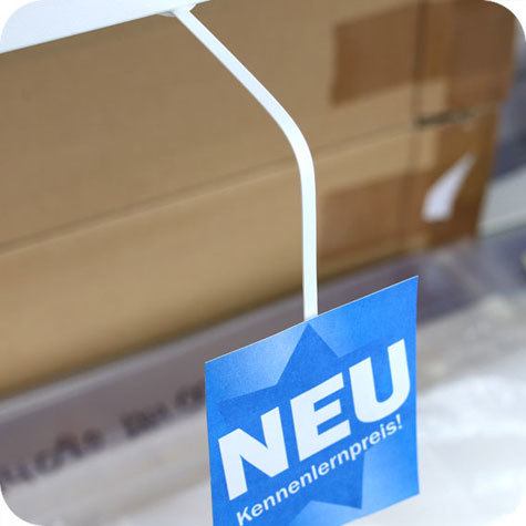 legatoria Supporto per cartelli Wobbler Dekotab, 90mm  BIANCO, in plastica pieghevole, con due estremit autoadesive (ambo i lati) in schiuma di polietilene molto tenace.