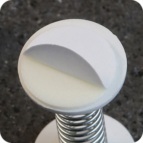 legatoria Supporto a molla per cartelli Wobbler, 30mm BIANCO, in plastica, lunghezza 30mm. Con due estremit autoadesive in schiuma di polietilene molto tenace.