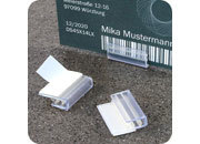 legatoria Porta cartellino autoadesivo 25x20mm TRASPARENTE, angolo di 90 gradi. Con base autoadesiva in schiuma di polietilene leg597