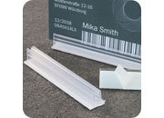 legatoria Porta cartellino autoadesivo 75x120mm TRASPARENTE, angolo di 90 gradi. Con base autoadesiva in schiuma di polietilene.