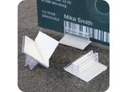 legatoria Porta cartellino autoadesivo 25x25mm TRASPARENTE, angolo di 90 gradi. Con base autoadesiva in schiuma di polietilene leg599