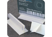 legatoria Porta cartellino autoadesivo flessibile 15x25mm TRASPARENTE, angolo di 90 gradi. Con base autoadesiva in schiuma di polietilene.