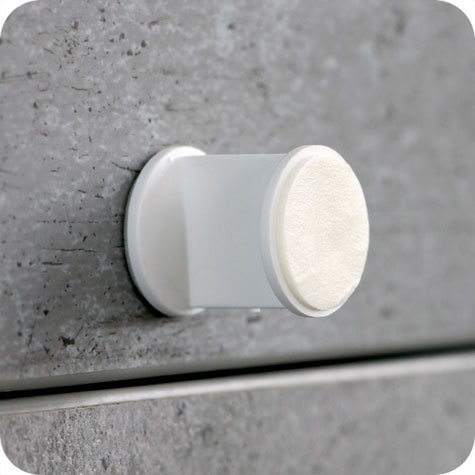 legatoria Distanziale di 20mm BIANCO, in plastica, con superficie adesiva su entrambi i lati,. Per esporre cartelli distanziati dallo scaffale.