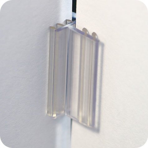 legatoria Porta cartellino a L, 18x25mm TRASPARENTE, angolo di 90 gradi. Con base autoadesiva in schiuma di polietilene.