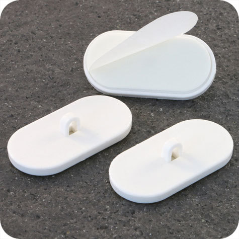 legatoria Basetta autoadesive con occhiello, 20x40mm BIANCO, in plastica bianca, sezione rettangolare.