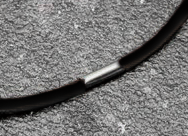 legatoria Anello elastico rivestito in tessuto, 580mm NERO, spessore 2mm, le due estremita sono congiunte con una chiusura metallica per formare un anello che ben si adatta a rilegare dei fogli formato A4 (297mm).