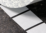 legatoria Bollini BlackMark diametro 25mm TRASPARENTI, adesivo permanente, in rotolo, con perforazione per la rottura del bollino se si tenta di rimuoverlo LEG673