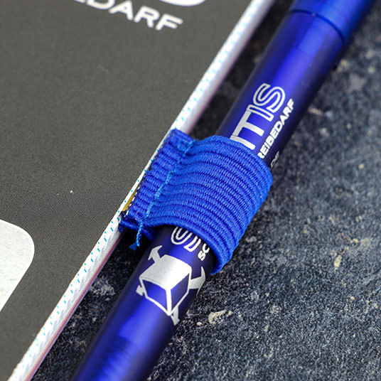 legatoria Portapenne grosse, autoadesivo elastico, BLU Per penne grosse (circonferenza 3-4cm). Dimensioni lembo adesivo: 45x30mm..