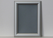 legatoria Cornice alluminio a scatto, A5 AUTOADESIVA mediante nastro biadesivo in schiuma di PE, largo: 19mm, spessore: 1mm. Per fogli di dimensione A5(148x210mm). Dimensioni esterne: 180x240mm. Area visibile: 130x190mm. Profilo: 25mm. La cornice � dotata di foglio protettivo in PVC trasparente antiriflesso. LEG691