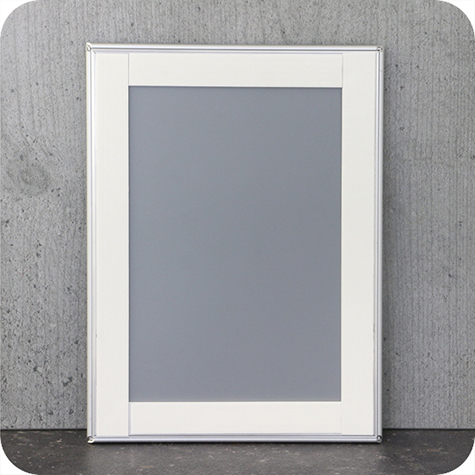 legatoria Cornice alluminio a scatto, A5 AUTOADESIVA mediante nastro biadesivo in schiuma di PE, largo: 19mm, spessore: 1mm. Per fogli di dimensione A5(148x210mm). Dimensioni esterne: 180x240mm. Area visibile: 130x190mm. Profilo: 25mm. La cornice � dotata di foglio protettivo in PVC trasparente antiriflesso..