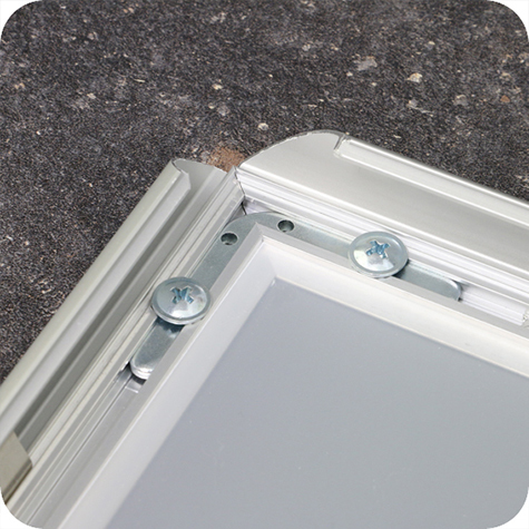 legatoria Cornice alluminio a scatto, A5 AUTOADESIVA mediante nastro biadesivo in schiuma di PE, largo: 19mm, spessore: 1mm. Per fogli di dimensione A5(148x210mm). Dimensioni esterne: 180x240mm. Area visibile: 130x190mm. Profilo: 25mm. La cornice � dotata di foglio protettivo in PVC trasparente antiriflesso..