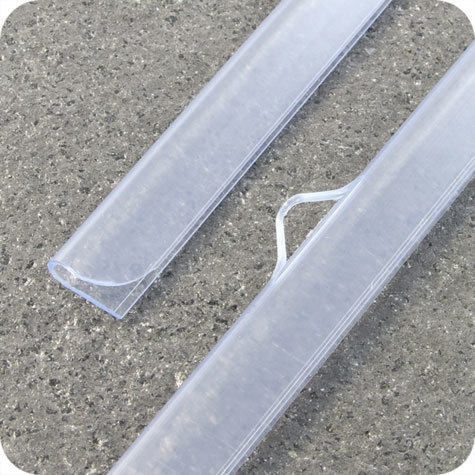 legatoria Listelli appendi poster in PVC, 420mm TRASPARENTE. In PCV rigido, spessore 13mm, consiste in una coppia di listelli (superiore ed inferiore). Il listello superiore e dotato di due ganci per l&rsquo;appensione.