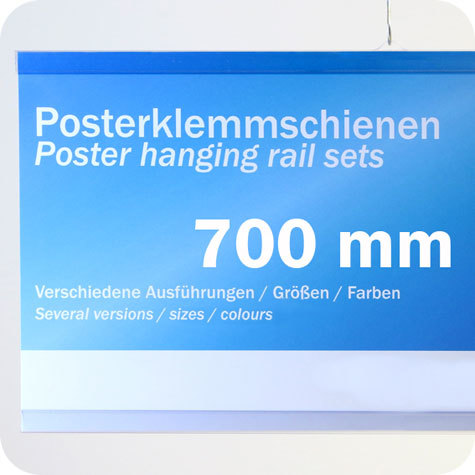 legatoria Listelli appendi poster in PVC, 700mm TRASPARENTE. In PCV rigido, spessore 13mm, consiste in una coppia di listelli (superiore ed inferiore). Il listello superiore e dotato di due ganci per l&rsquo;appensione.
