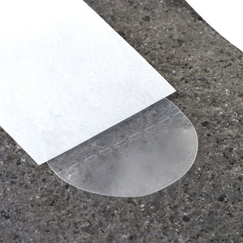 legatoria Bollini basse temperature, perforati, 20mm TRASPARENTI, adesivo permanente adatto a frigoriferi, in rotolo, con perforazione mediana per la rottura del bollino se si tenta di rimuoverlo. Temperatura di applicazione fino a -20. Temperatura di esercizio da -40 a +60.