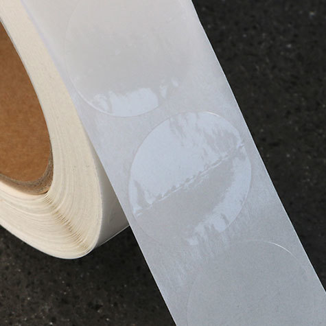 legatoria Bollini basse temperature, perforati, 20mm TRASPARENTI, adesivo permanente adatto a frigoriferi, in rotolo, con perforazione mediana per la rottura del bollino se si tenta di rimuoverlo. Temperatura di applicazione fino a -20. Temperatura di esercizio da -40 a +60.