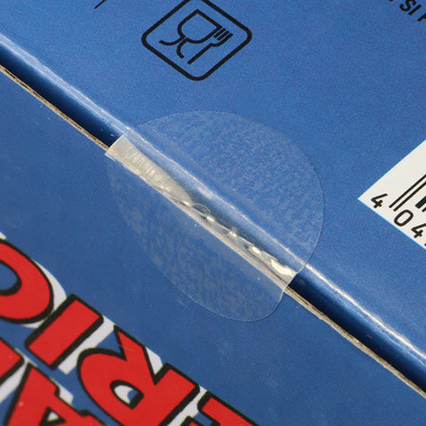 legatoria Bollini basse temperature, perforati, 20mm TRASPARENTI, adesivo permanente adatto a frigoriferi, in rotolo, con perforazione mediana per la rottura del bollino se si tenta di rimuoverlo. Temperatura di applicazione fino a -20. Temperatura di esercizio da -40 a +60.