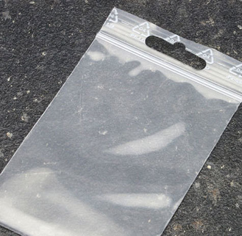 legatoria Sacchetti richiudibili (minigrip), appendibili, 100x150mm TRASPARENTE, in polietilene da 50 micron, aperti sul lato corto, con zip di chiusura. Con perforazione standard europea per essere appesi nei porta blister.